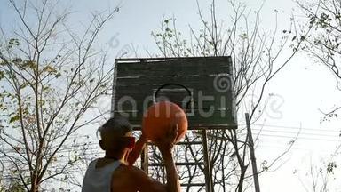 亚洲老年人在夏天的操场上打篮球。 健康的生活方式和保健理念..